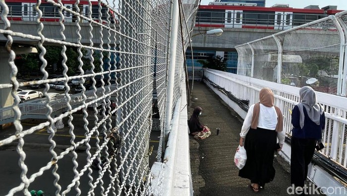 Sebanyak 16 trainset atau rangkaian LRT Jabodebek dipindahkan ke area Lintas Pelayanan 2 yaitu jalur Cawang-Pancoran. Pemindahan dilakukan pasca insiden tabrakan beberapa waktu lalu.