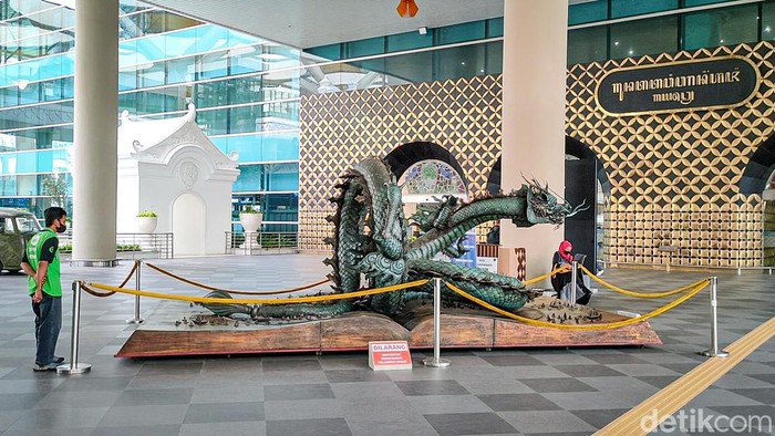 Patung naga di Yogyakarta International Airport (YIA) atau Bandara Kulon Progo, DIY, Kamis (30/12/2021).