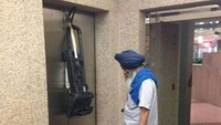 Mau sekalian bersihin pintu liftnya juga kayaknya dia. Foto: Dok. Brightside