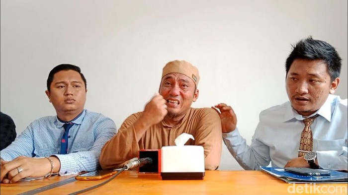 Pelatih Biliar PON Khoirudin (Choki) Aritonang Menangis Karena Malu Dijewer Gubsu Edy. (Ahmad Arfah/detikcom).
