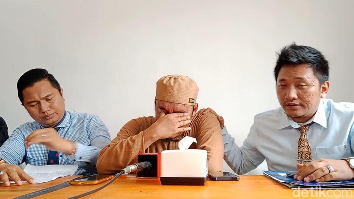 Pelatih Biliar PON Khoirudin (Choki) Aritonang Menangis Karena Malu Dijewer Gubsu Edy. (Ahmad Arfah/detikcom).