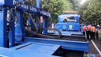 Beda dengan sebelumnya, mobil derek yang diresmikan Plt Wali Kota Bandung Yana Mulyana ini lebih modern dan memilki sistem derek otomatis hidrolik.