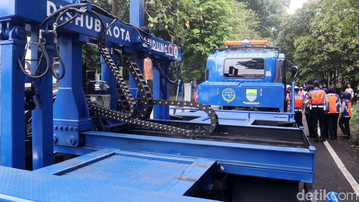 Untuk menertibkan kendaraan roda empat yang parkir sembarangan di ruas jalan di Kota Bandung, Dishub Kota Bandung  menambah armada mobil derek. Beda dengan sebelumnya, mobil derek yang diresmikan Plt Wali Kota Bandung Yana Mulyana ini lebih modern dan memilki sistem derek otomatis hidrolik.