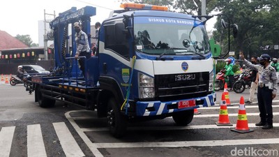 Keren! Pemkot Bandung Punya Mobil Derek Hidrolik Pertama di Indonesia