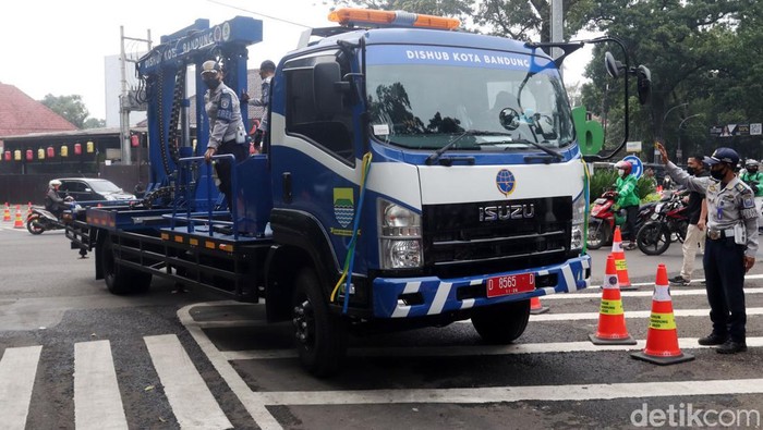 Pemkot Bandung Punya Mobil Derek Hidrolik Pertama di Indonesia Untuk menertibkan kendaraan roda empat yang parkir sembarangan di ruas jalan di Kota Bandung, Dishub Kota Bandung menambah armada mobil derek. Beda dengan sebelumnya, mobil derek yang diresmikan Plt Wali Kota Bandung Yana Mulyana ini lebih modern dan memilki sistem derek otomatis hidrolik.