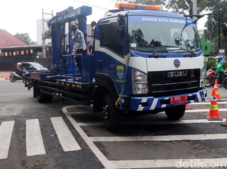 Keren! Pemkot Bandung Punya Mobil Derek Hidrolik Pertama di Indonesia
