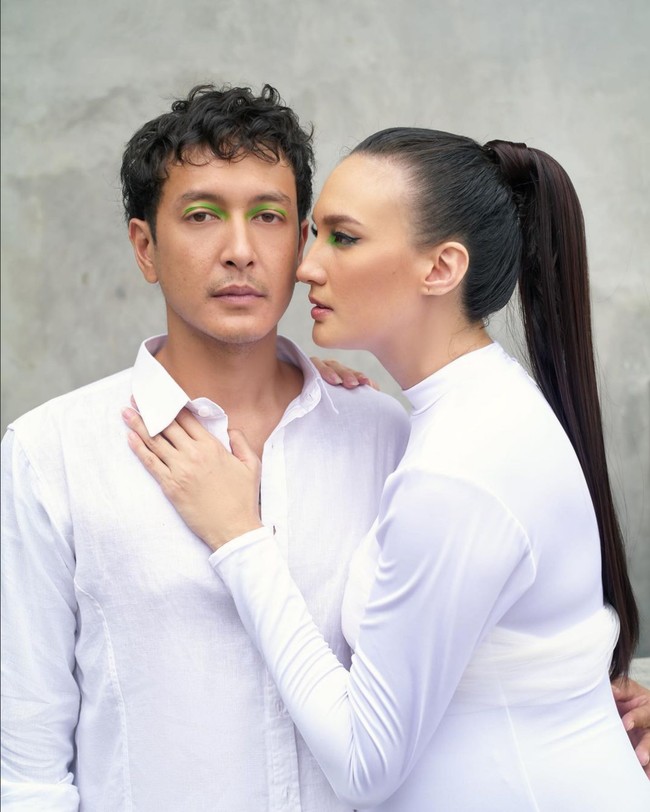 Digarap fotografer Anton Ismael, meskipun simpel, hasil foto-fotonya tetap terlihat edgy. Dimas Anggara tampil beda memakai eyeshadow hijau-kuning. Senada dengan Nadine Chandrawinata. Foto: Instagram/@nadinelist