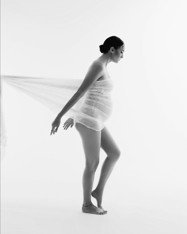 Pada tema pemotretan lainnya, Nadine Chandrawinata berpose mengenakan selembar kain transparan. Simpel namun artistik. Foto: Instagram/@nadinelist