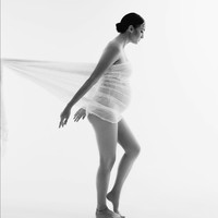 Pada tema pemotretan lainnya, Nadine Chandrawinata berpose mengenakan selembar kain transparan. Simpel namun artistik. Foto: Instagram/@nadinelist