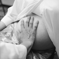 Dalam nuansa hitam-putih, perut Nadine Chandrawinata yang membuncit juga menjadi sorotan di pemotretan kali ini. Foto: Instagram/@nadinelist