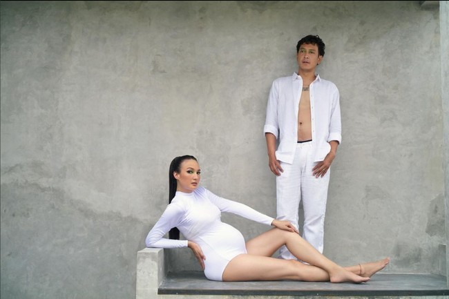 Sementara Nadine Chandrawinata mengenakan jumpsuit lengan panjang, juga bernuansa putih. Foto: Instagram/@nadinelist