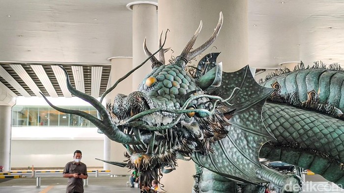 Penampakan Patung Naga di Bandara YIA yang Jadi Sorotan Politikus Partai Ummat Mustofa Nahrawardaya menyoroti keberadaan patung naga yang berada di Bandara Yogyakarta International Airport (YIA) Kulon Progo, DIY.
