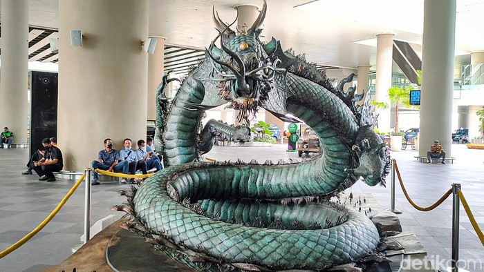 Penampakan Patung Naga di Bandara YIA yang Jadi Sorotan Politikus Partai Ummat Mustofa Nahrawardaya menyoroti keberadaan patung naga yang berada di Bandara Yogyakarta International Airport (YIA) Kulon Progo, DIY.