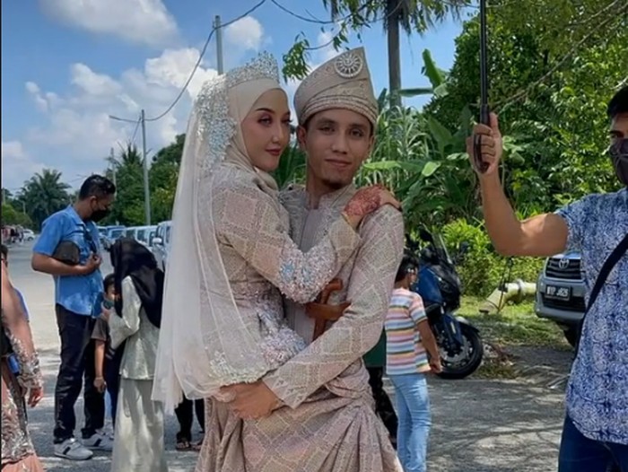 pengantin digendong saat pernikahan pengantin digendong saat pernikahan