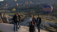 Menikmati view Cappadocia, kawasan yang tercipta akibat letusan Gunung Erciyes (Argaeus) ribuan tahun lalu yang menghasilkan debu vulkanik yang kemudian terukir alami karena aliran air dan lava, sembari rebahan juga bisa, nih.   