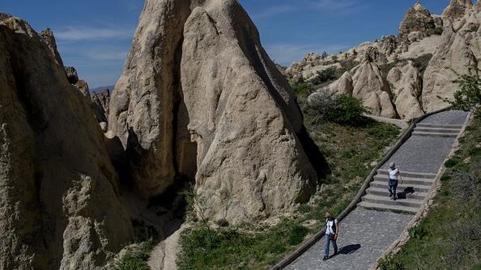Pesona Cappadocia, Wisata Impian Kinan 'Layangan Putus' NEVSEHIR, TURKEY - APRIL 17: A young girl runs through a section of an underground city on April 17, 2016 in Nevsehir, Turkey. Cappadocia, a historical region in Central Anatolia dating back to 3000 B.C is one of the most famous tourist sites in Turkey. Listed as a World Heritage Site in 1985, and known for its unique volcanic landscape, fairy chimneys, large network of underground dwellings and some of the best hot air ballooning in the world, Cappadocia is preparing for peak tourist season to begin in the first week of May. Despite Turkey's tourism downturn, due to the recent terrorist attacks, internal instability and tension with Russia, local vendors expect tourist numbers to be stable mainly due to the unique activities on offer and unlike other tourist areas in Turkey such as Antalya, which is popular with Russian tourists, Cappadocia caters to the huge Asian tourist market. (Photo by Chris McGrath/Getty Images)