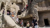 Kastil Uchisar merupakan hamparan bebatuan di Cappadocia yang dulu difungsikan sebagai benteng pertahanan. Ada banyak ruangan di sana, tempa tnggal, gudang, dan menara pengawas. Karena lokasinya di tempat tinggi, Uchisar Castle disebut sebagai pintu menuju Cappadocia. Kastil ini sudah ada sejak zaman Romawi, fungsinya sebagai benteng pertahanan.   
