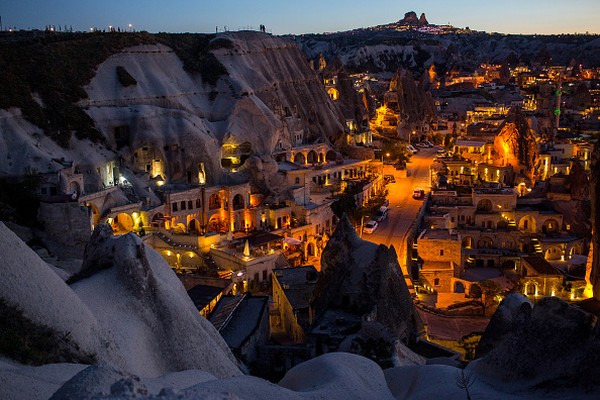 Balon udara dan bentang alam memukau menjadi primadona turis saat ke Cappadocia. Kota ini menjadi wisata impian Kinan peran dari series Layangan Putus Lho. Getty Images/Chris McGrath.