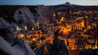 Balon udara dan bentang alam memukau menjadi primadona turis saat ke Cappadocia. Kota ini menjadi wisata impian Kinan peran dari series Layangan Putus Lho. Getty Images/Chris McGrath.