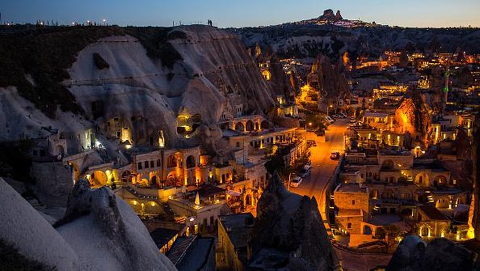 Pesona Cappadocia, Wisata Impian Kinan 'Layangan Putus' NEVSEHIR, TURKEY - APRIL 17: A young girl runs through a section of an underground city on April 17, 2016 in Nevsehir, Turkey. Cappadocia, a historical region in Central Anatolia dating back to 3000 B.C is one of the most famous tourist sites in Turkey. Listed as a World Heritage Site in 1985, and known for its unique volcanic landscape, fairy chimneys, large network of underground dwellings and some of the best hot air ballooning in the world, Cappadocia is preparing for peak tourist season to begin in the first week of May. Despite Turkey's tourism downturn, due to the recent terrorist attacks, internal instability and tension with Russia, local vendors expect tourist numbers to be stable mainly due to the unique activities on offer and unlike other tourist areas in Turkey such as Antalya, which is popular with Russian tourists, Cappadocia caters to the huge Asian tourist market. (Photo by Chris McGrath/Getty Images)