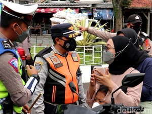 Petugas Cek Bukti Vaksinasi Pengendara di Perbatasan Kuningan-Cirebon