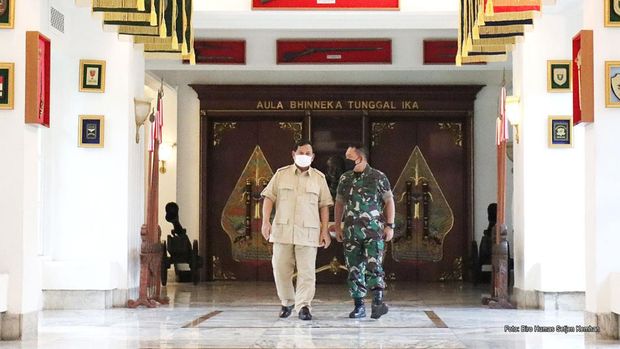 Menhan Prabowo Subianto menerima kunjungan KSAD Jenderal Dudung Abdurachman, di kantor Kemhan, Jakarta, Kamis (30/12/2021).