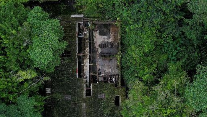 Pulau Gorgona, Alcatraz-nya Kolombia Calon 'Rumah' Politisi Korup Pemandangan udara dari sisa-sisa penjara di Pulau Gorgona, di Samudra Pasifik, di barat daya Kolombia, diambil pada 1 Desember 2021. - Penjara Gorgona, yang terletak di Pulau Gorgona, termasuk dalam daftar penjara seram seperti Alcatraz di Amerika Serikat atau Pulau Robben di Afrika Selatan. Hari ini, satu-satunya yang tersisa, adalah dinding yang dimakan oleh hutan dan kelembaban dan beberapa orang yang mengunjungi tempat itu terutama turis yang tiba di pulau itu untuk menyelam dan menikmati Taman Nasional Gorgona. (Foto oleh Luis ROBAYO / AFP)