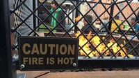 Perhatian! Api itu panas. Ya, es itu dingin. Foto: Dok. Brightside