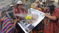 Para dukun menggunakan foto Presiden Meksiko Andres Manuel Lopez Obrador selama ritual akhir tahun di mana mereka memprediksi masalah politik dan sosial.