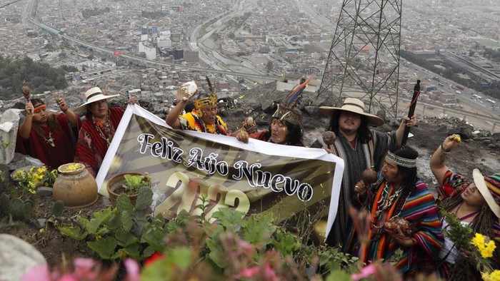 Ritual Unik Dukun di Peru Jelang Tahun Baru Dukun memegang pesan Spanyol