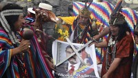 Dukun menggunakan foto Presiden Venezuela Nicolas Maduro selama ritual akhir tahun.