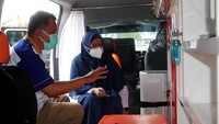 Direktur Utama Rumah Sakit Pelni dr Dewi Fankhuningdyah Fitriana mengecek fasilitas ambulans.