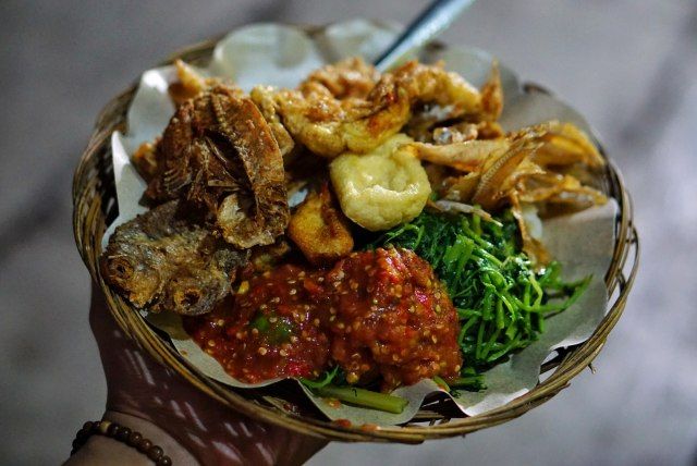 Huaah! Pedas Sedap 5 Sego Tempong Berlauk Komplet di Banyuwangi