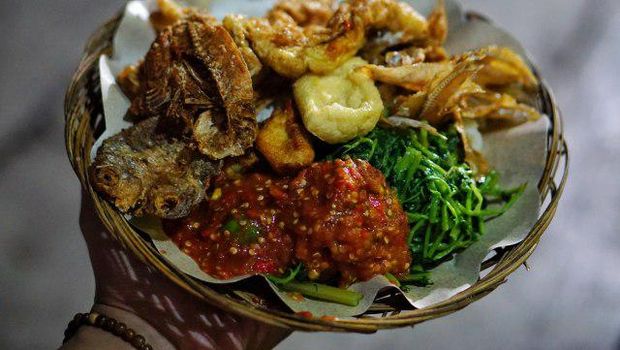 Huaah! Pedas Sedap 5 Sego Tempong Berlauk Komplet di Banyuwangi