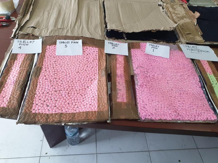 Sejumlah paket pil ekstasi asal Belanda siap diedarkan pada malam pergantian tahun 2022.