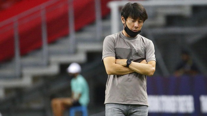 Shin Taeyong Indonesia head coach, Shin Tae Yong reacts at the touchline during the AFF Suzuki Cup 2020 final first leg soccer match between Indonesia and Thailand in Singapore, Wednesday, Dec. 29, 2021. (AP Photo/Suhaimi Abdullah)