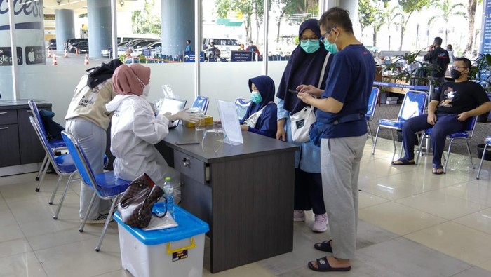 Tes PCR anak di Stasiun Bekasi.