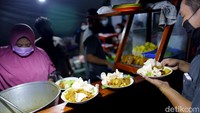 Cita rasanya yang berubah sejak dulu 35 tahun silam hingga sekarang. Wajar saja Tahu Campur Pak Sadak menjadi salah satu tempat makan legendaris di Surabaya, Jawa Timur. 