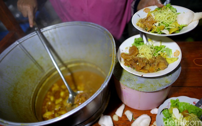 Tahu Campur Cak Sadak Surabaya menjadi salah satu makanan khas asal kota Pahlawan yang lumayan tersohor.