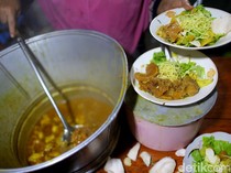 35 Tahun Eksis, Tahu Campur Pak Sadak di Surabaya Layak Dicoba!