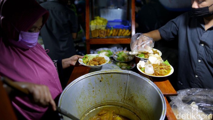 Wow Tahu Campur Pak Sadak Habiskan 50 Kg Kikil Setiap Hari