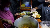 Tahu campur yang merupakan makanan khas Lamongan, Jawa Timur, justru lebih populer dan mudah ditemui di Surabaya. Beragam tempat makan tahu campur lezat tersebar di kota Surabaya, salah satunya adalah Tahu Campur Pak Sadak.