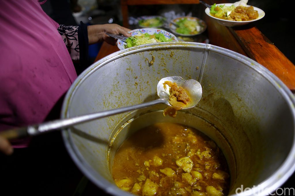 Tahu Campur Cak Sadak Surabaya menjadi salah satu makanan khas asal kota Pahlawan yang lumayan tersohor.