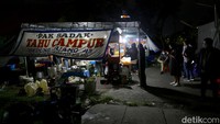 Memang tempatnya jauh sekali dari kesan mewah. Tapi rasanya, jangan diragukan. Boleh diadu. Ini jadi salah satu wisata kuliner di Surabaya yang cukup legendaris yang masih eksis hingga saat ini. Meskipun banyak bermunculan restoran atau kafe dengan nuansa modern dan Instagramable, Warung Tahu Campur Pak Sadak ini nggak kalah pamornya. Bahkan, Kamu harus sabar antre bila ingin makan di sini!  