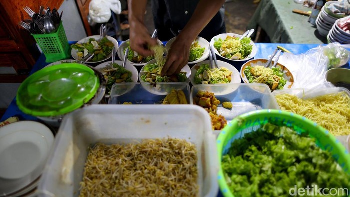 Tahu Campur Cak Sadak Surabaya menjadi salah satu makanan khas asal kota Pahlawan yang lumayan tersohor.
