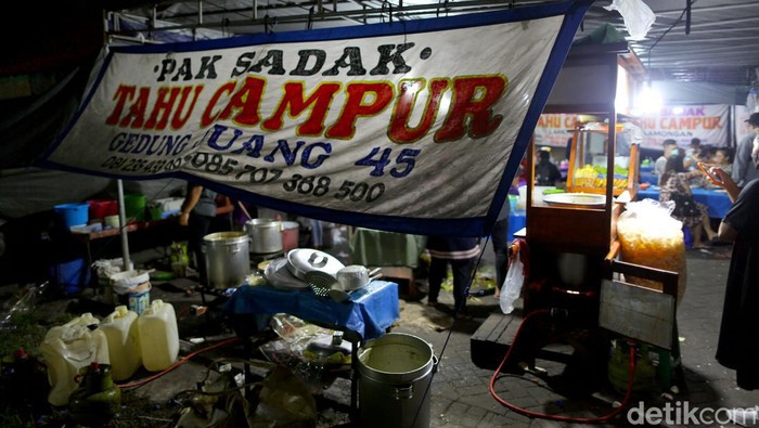 Tahu Campur Cak Sadak Surabaya Tahu Campur Cak Sadak Surabaya menjadi salah satu makanan khas asal kota Pahlawan yang lumayan tersohor.