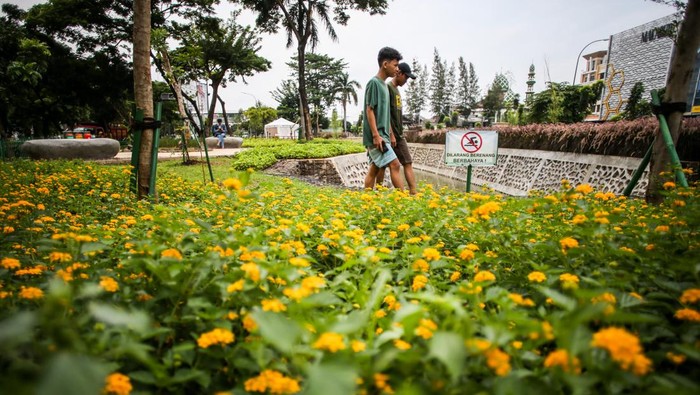 TAMAN BIO TRANS JAKARTA Warga bersantai di Taman Bio Trans, Cempaka Putih, Jakarta, Kamis (30/12/2021). Taman Bio Trans tersebut sebagai bentuk upaya Pemprov DKI untuk mewujudkan kota ramah lingkungan yang berfungsi menjadi taman terbuka dan sebagai pengendali banjir ketika terjadi peningkatan volume air di saluran sungai. ANTARA FOTO/Rivan Awal Lingga/YU