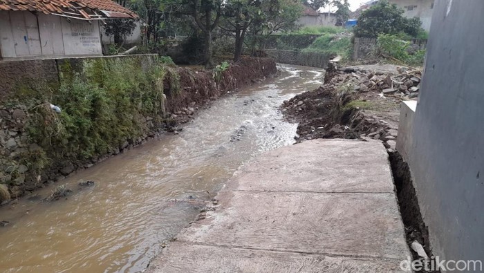 Terkini! Sisa Dampak Banjir Bandang di Jatinangor Banjir bandang sempat menerjang beberapa titik di kawasan Jatinangor pada Jumat (24/12/2021) sore. Begini kondisi terkininya.