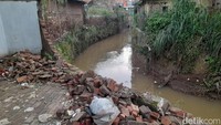 Banjir sempat menerjang hingga menjebol tembok pembatas.