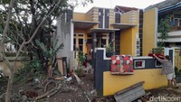Tampak warga yang masuk ke wilayah Kabupaten Bandung sedang menjemur karpet dan kasur pasca banjir.
